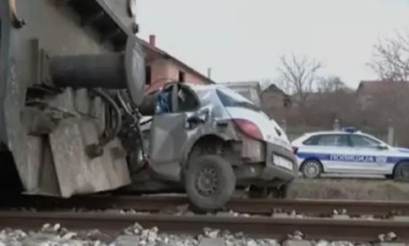 Rampa nije bila spuštena: Teretni voz udario automobil, ima povrijeđenih