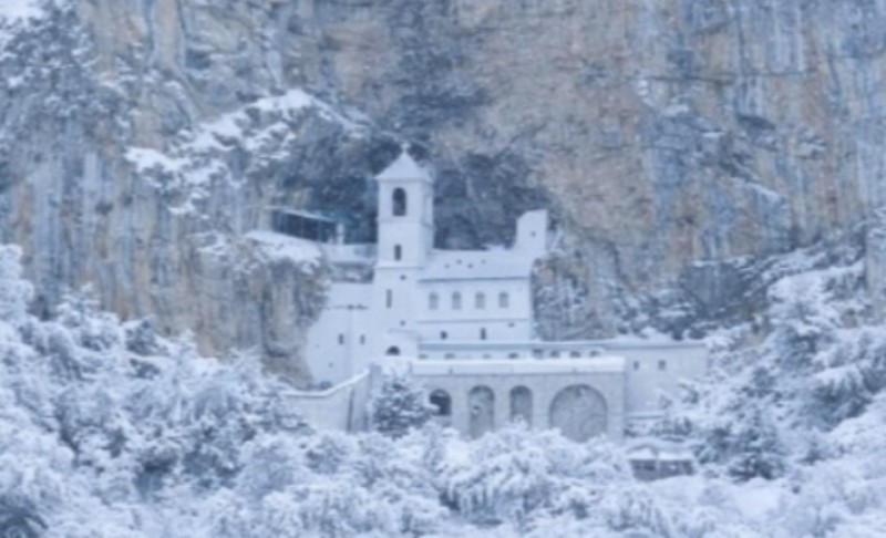 Posebna, rijetko viđena čar! Pod snijegom Ostrog izgleda veličanstveno i gotovo nestvarno FOTO