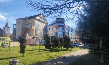 Ograđen dio “parkića” u centru Banjaluke: Počinju pripreme za izgradnju parohijskog doma VIDEO