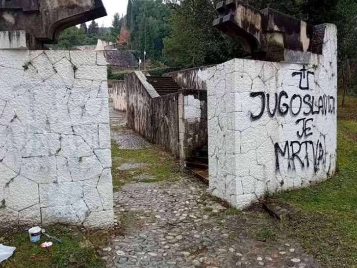 Nove poruke mržnje: Ustaški simboli osvanuli na Partizanskom groblju u Mostaru