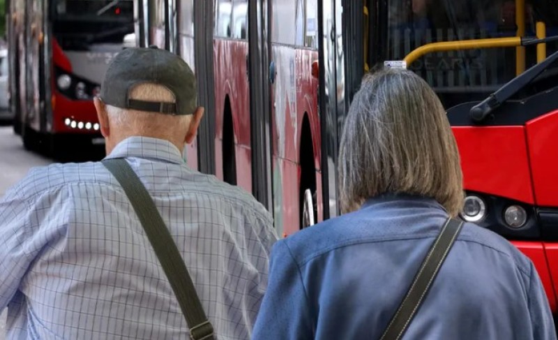 Ljubav na prvi pogled! Penzioneri Vesna i Zoran potrčali za pogrešnim busom, završili u vezi