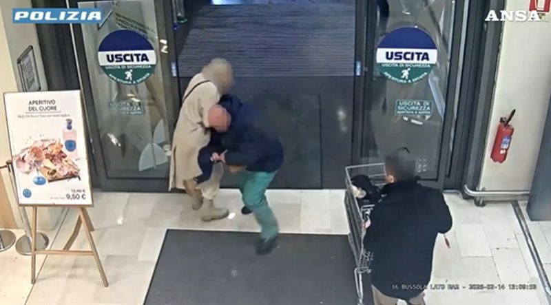Muškarac pokušao da otme dijete iz majčinih ruku: Ščepao djevojčicu usred supermarketa, uslijedio haos VIDEO