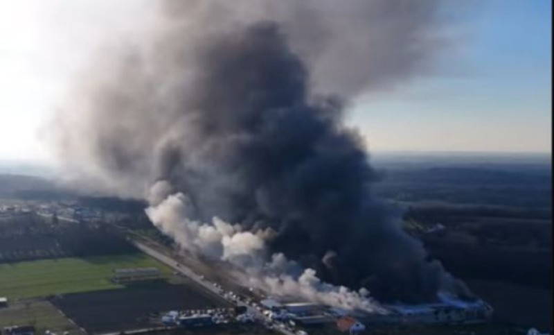 Detalji ogromnog požara u Brčkom: Varnica zapalila spužvu u fabrici? VIDEO