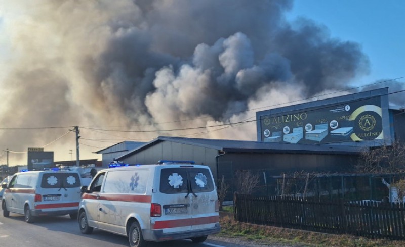 Ogroman požar kod Brčkog: Fabrika “Alizino” u plamenu, ima povrijeđenih