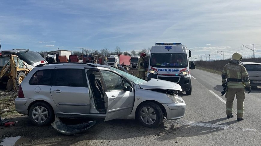 Saobraćajka kod Prijedora: U slijetanju vozila povrijeđena jedna osoba, prevezena u bolnicu