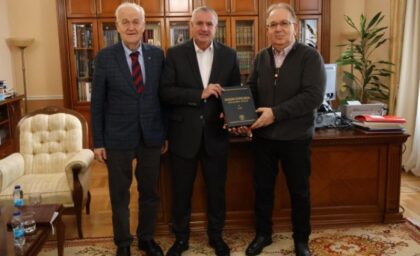 U znak zahvalnosti: Viškoviću uručeno šest tomova enciklopedije Srpske