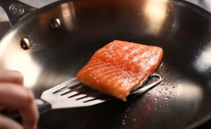 Peći ribu na tavi zvuči jednostavno, ali u praksi se često zalijepi: Evo kako da to izbjegnete