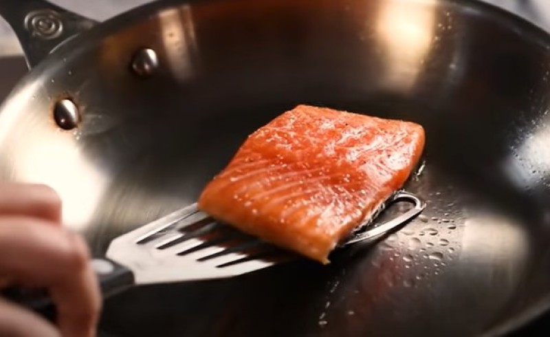 Peći ribu na tavi zvuči jednostavno, ali u praksi se često zalijepi: Evo kako da to izbjegnete