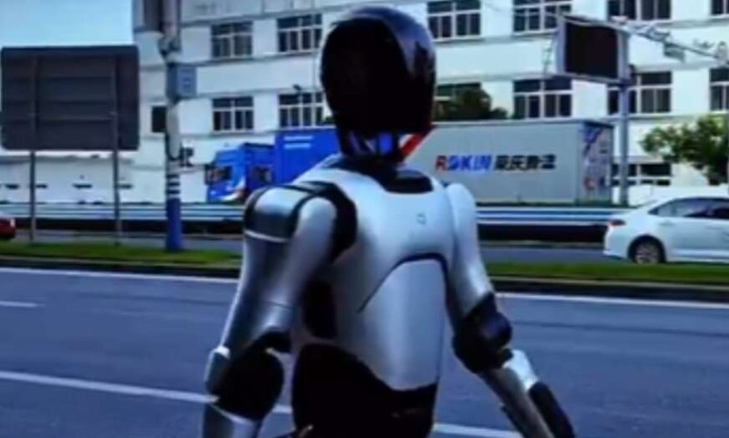 Haos na času: Robot podivljao i udarao učenike, djeca bježala u panici VIDEO