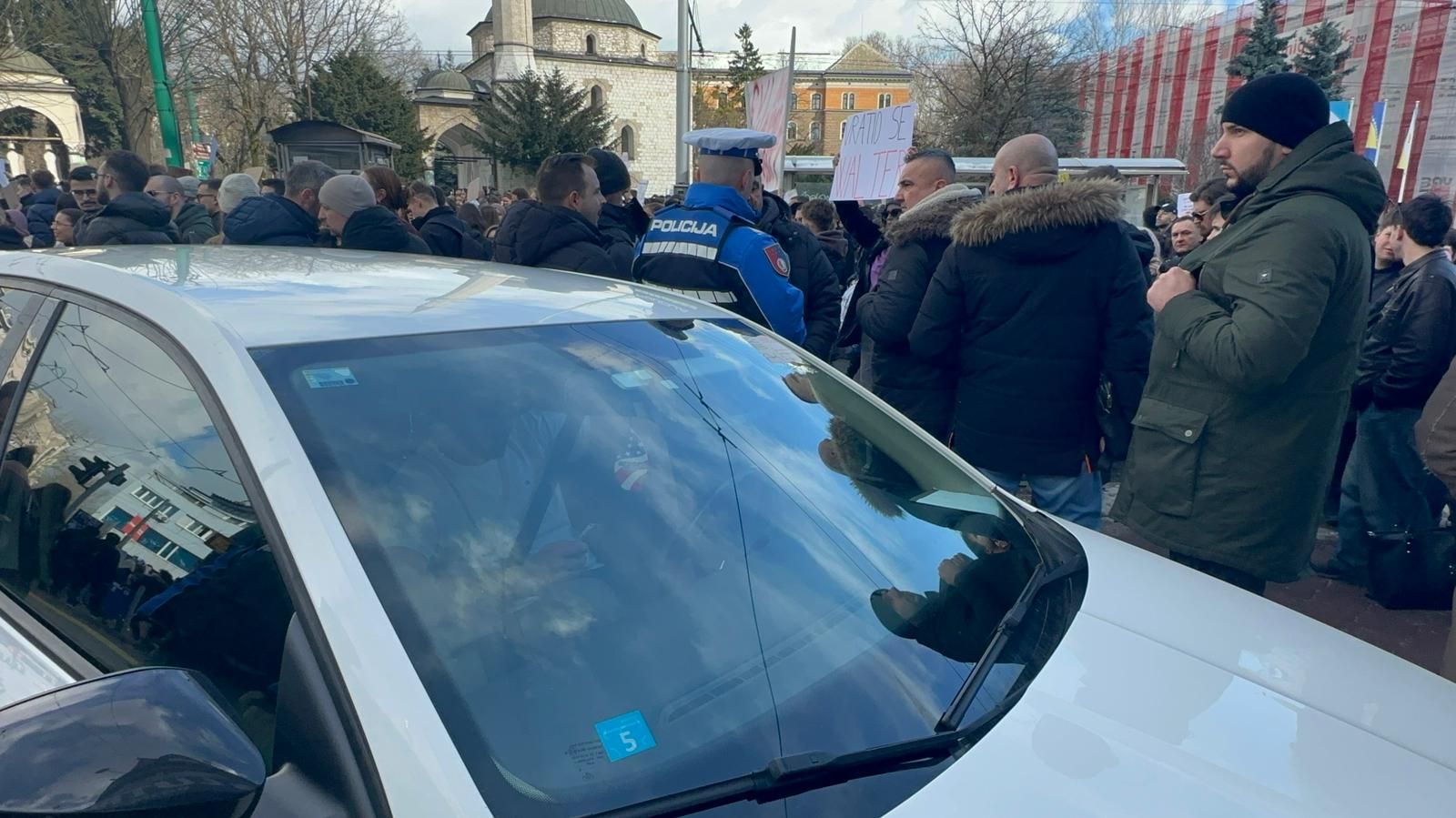 Uhapšen vozač koji je krenuo na demonstrante: Pronađena mu droga VIDEO