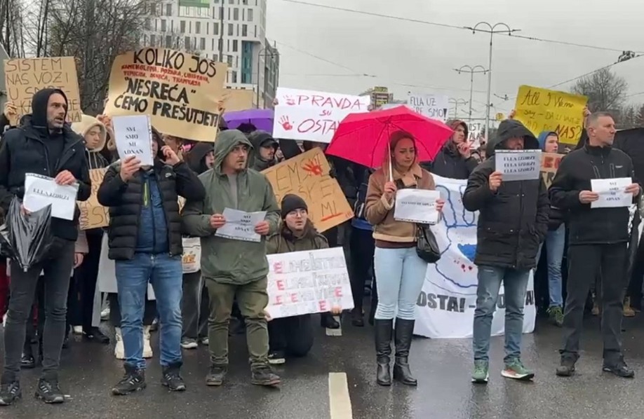 Ko je kriv za tramvajsku nesreću? U Sarajevu počeli protesti, u Brčkom sahrana nastradalog studenta