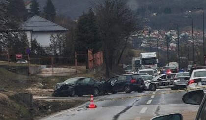 Težak udes: Sudar tri vozila, dvije osobe povrijeđene, stvorile se ogromne gužve