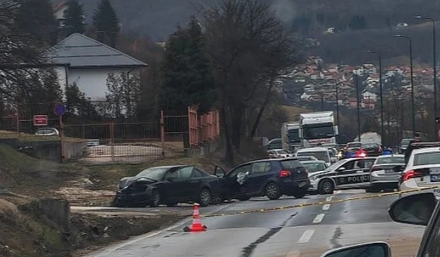 Težak udes: Sudar tri vozila, dvije osobe povrijeđene, stvorile se ogromne gužve