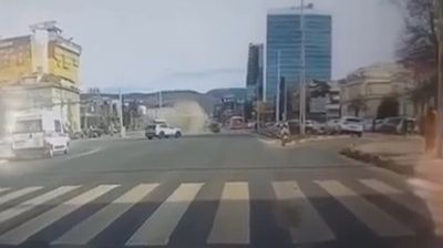 Dramatične scene na ulici: Snimak trenutka kada tramvaj iskače iz šina VIDEO