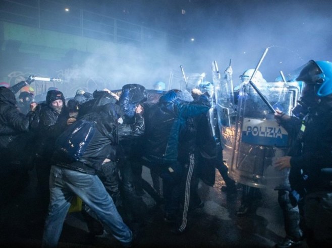 Sukobi na protestu protiv ZOI u Milanu, policija koristila vodene topove i suzavac FOTO