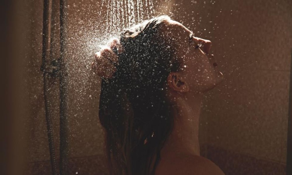 Imate problema sa spavanjem? Tamno tuširanje sve popularnije kao rješenje