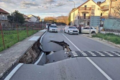 Dramatičan prizor kod Tivta: Dio puta se bukvalno urušio – saobraćaj u prekidu