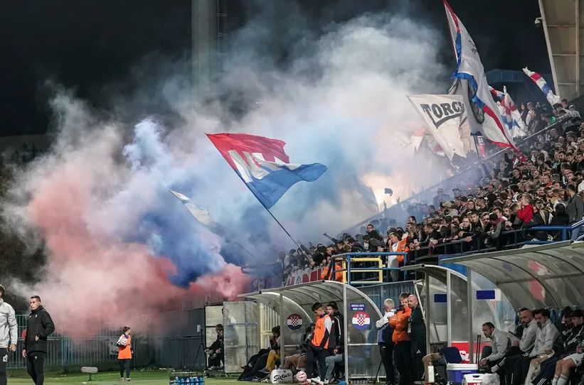 Haos u Splitu: Torcida zapalila obilježja Crvene zvezde na tribini: “Mi smo bandu preko Drine…” VIDEO