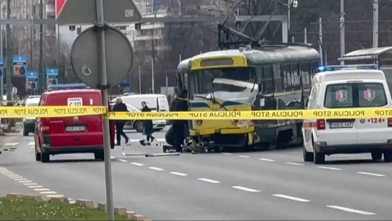 Mladić stradao, povrijeđene četiri osobe: Isplivao novi snimak tramvajske nesreće u BiH VIDEO