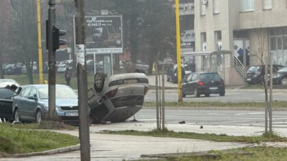 Teška nesreća, sudar četiri vozila: Automobil završio na krovu, ima povrijeđenih