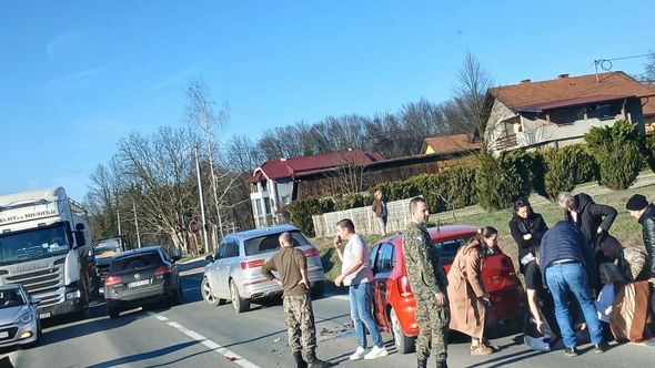 Teška nesreća u BiH: Učestvovala tri vozila, ima povrijeđenih