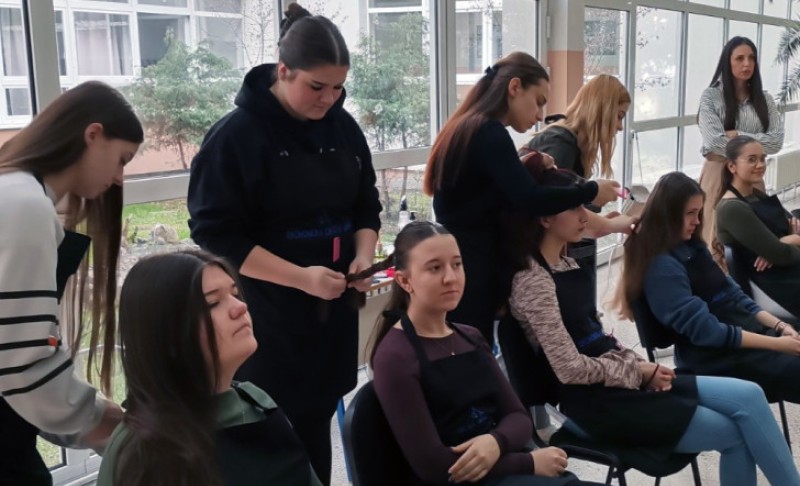 Učenici u humanitarnoj akciji: Bojani Savić (23) treba 20.000 evra za liječenje u Bjelorusiji
