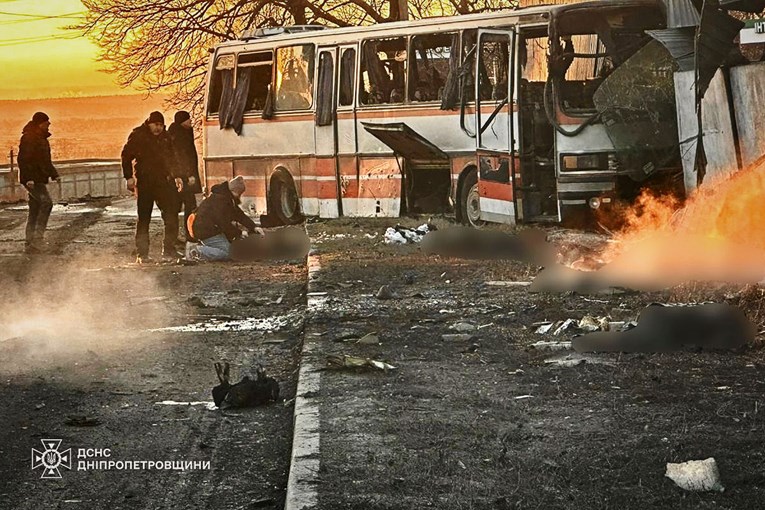 Stravičan napad u Ukrajini: Dron pogodio autobus, poginulo najmanje 12 osoba