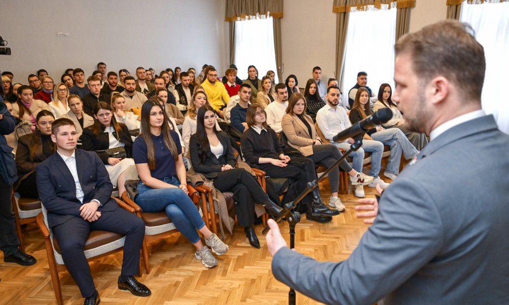 Stanivuković uručio rješenja: Stipendije za 210 studenata