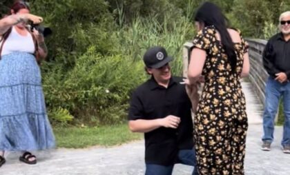 Gore mreže zbog urnebesnog snimka: Prvo je zaprosio, a kad je rekla “da” povratio VIDEO