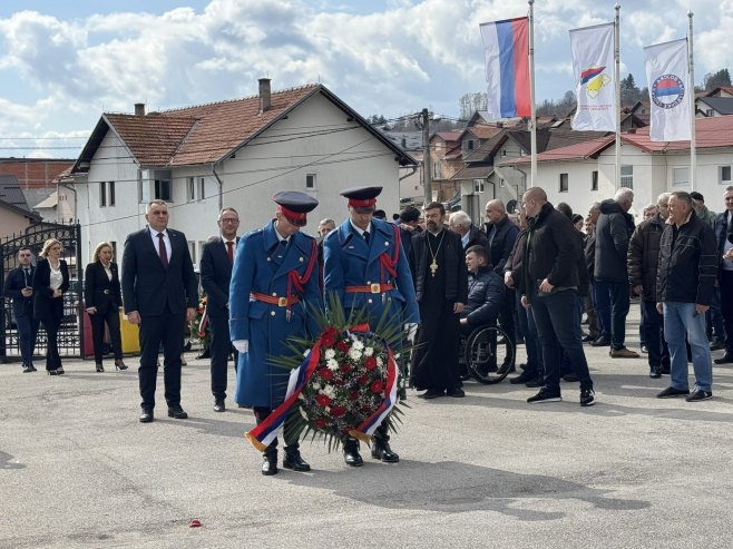 Vijenac za više od hiljadu heroja: Minić i Ostojić obišli Novi Zejtinlik FOTO