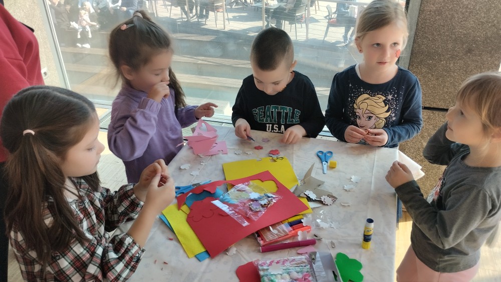 Vesela graja odjekivala Banjalukom: Ovako mališani-kreativci vide Osmi mart FOTO