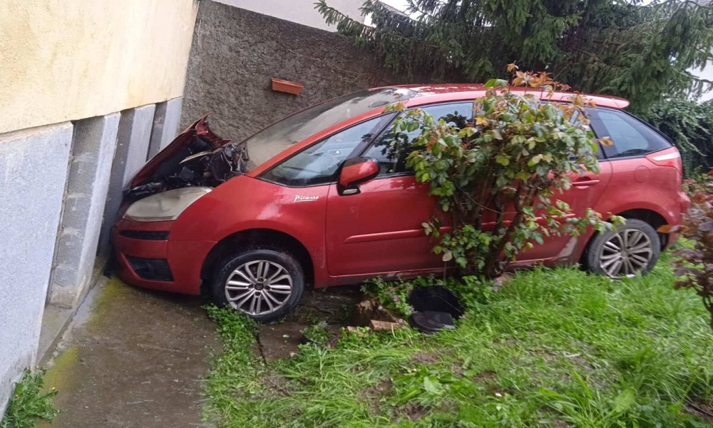 Nesreća u Banjaluci: Automobil sletio s puta i udario u kuću