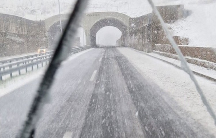 Vozač o situaciji na auto-putu “9. januar”: Putarina naplaćena kao da je snijeg očišćen