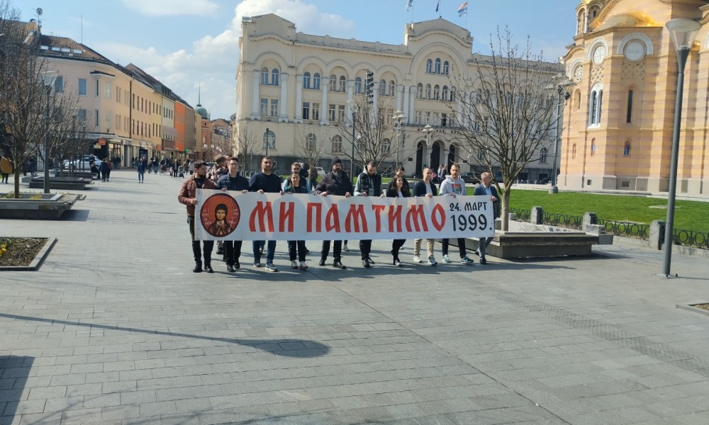Banjalučani poručuju da je sjećanje obaveza: Večeras sirene i mrak u centru FOTO