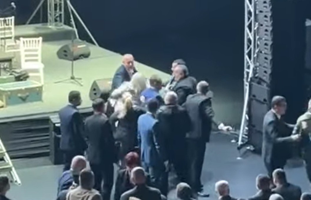 Skandal u Istočnom Sarajevu: Babalj se potukao pred početak Akademije o egzodusu Srba VIDEO