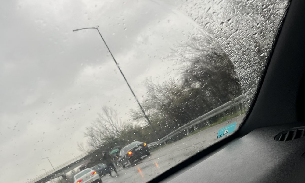 Još jedna nesreća na brzoj cesti: Automobil se zabio u zaštitnu ogradu