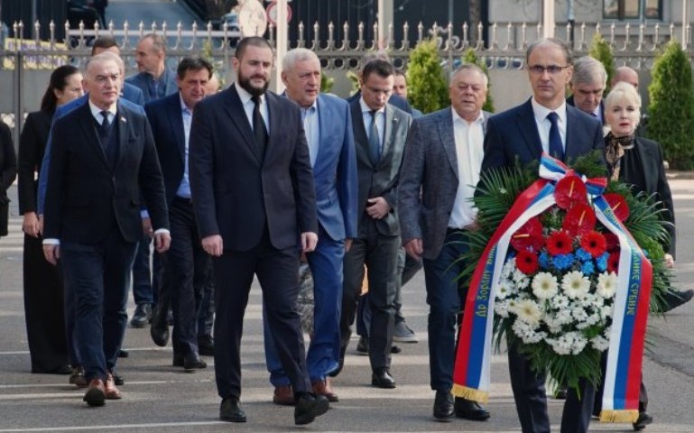 Odata počast Đinđiću: Macut položio vijenac kod spomen-ploče