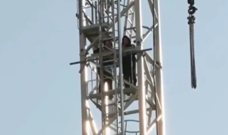 Drama na gradilištu: Dvije žene se zabarikadirale na kranu, a ovo je razlog VIDEO