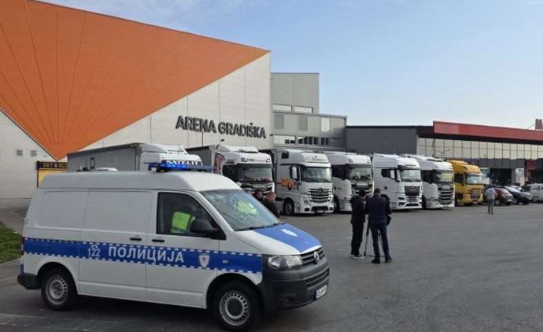 Prevoznici se okupljaju, nema blokada: Granični prelaz u Gradišci normalno radi VIDEO