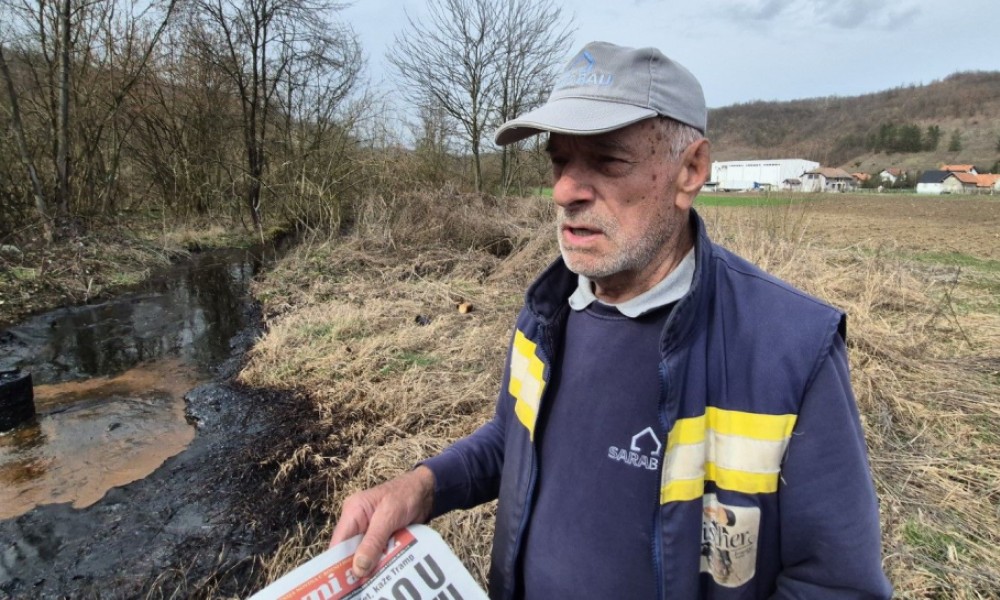Hajrudin iz Tuzle tvrdi: Već 30 godina na mojoj njivi izvire nafta VIDEO