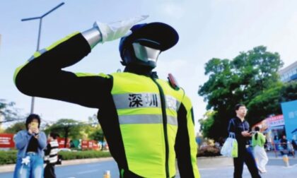 Tako to rade Kinezi: Robot policajac reguliše saobraćaj VIDEO