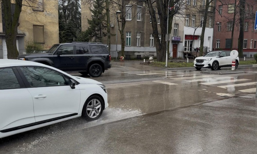 Pa zar ovako da idem na posao?! Banjalučki pješaci ljuti na vozače FOTO