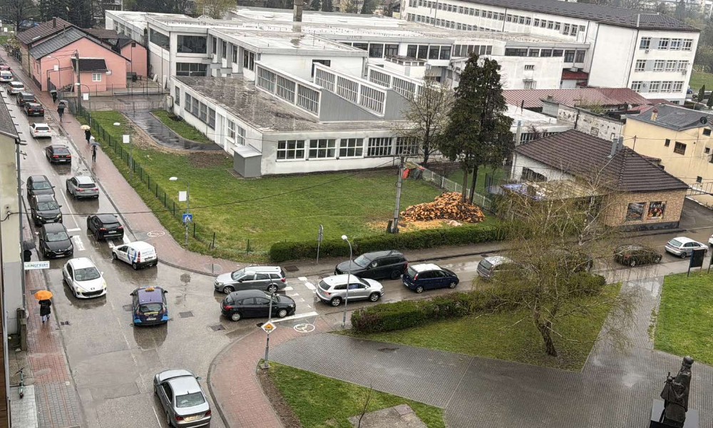“Mic po mic” poslije 16 časova: Vozači u Banjaluci na izmaku živaca zbog gužvi i kiše FOTO/VIDEO