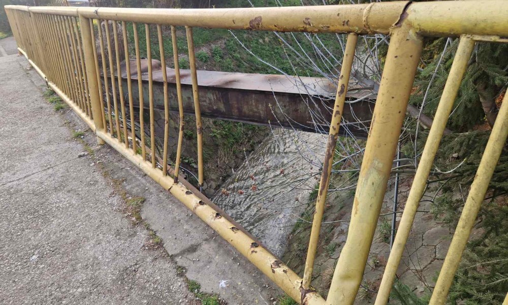 Opasnost usred Lauša: Zbog oštećenog mosta mještani strahuju od tragedije FOTO