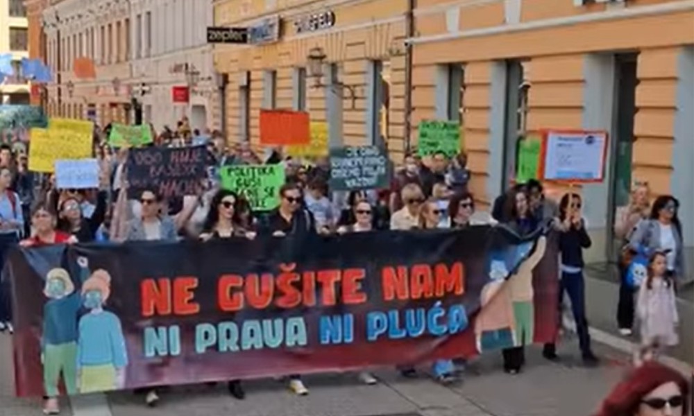 Osmomartovski marš u Banjaluci: “Ne gušite moje snove”, “Naša djeca nisu filteri” VIDEO
