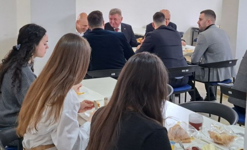 Druženje u Studentskom centru Pale: Ministar Mastilović doručkovao sa studentima