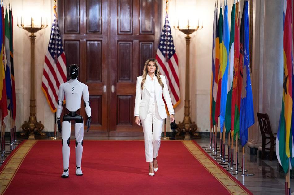 Melanija Tramp prošetala crvenim tepihom sa robotom: “Čast mi je što sam ovdje”