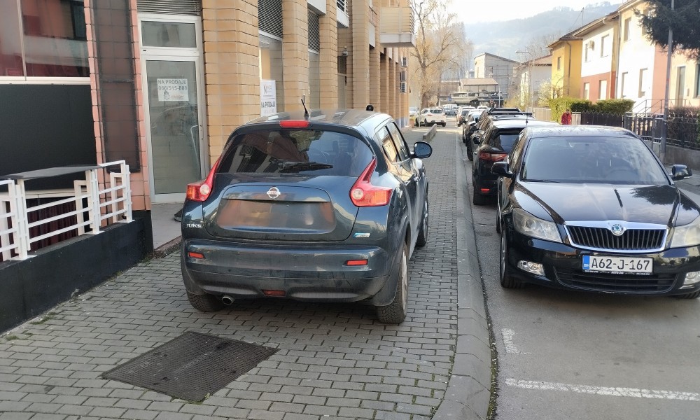 Čik preskočite automobil! Nikog nije briga što su banjalučki trotoari postali parkinzi FOTO