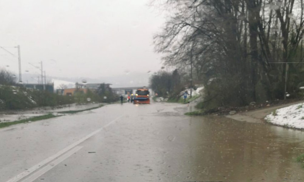 Voda se sliva! Usporen saobraćaj na ulazu u Doboj VIDEO