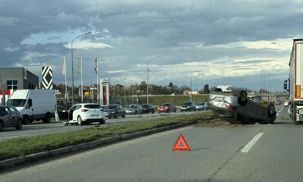 Automobil na krovu, ima povrijeđenih: Stravičan sudar na ulazu u Banjaluku FOTO